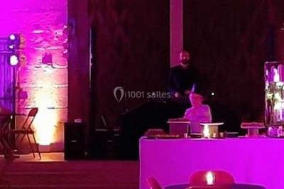 Miniature DJ Saint-Étienne-la-Thillaye (Calvados) - Tuxedo-prod #10 Scène de concert avec batterie, guitares, claviers et micros sous un éclairage coloré.