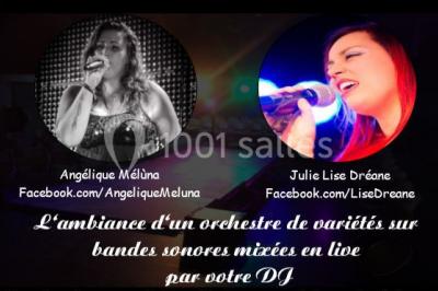 Salle décorée avec des tables dressées, des ballons et une scène équipée d'instruments de musique et de projecteurs.