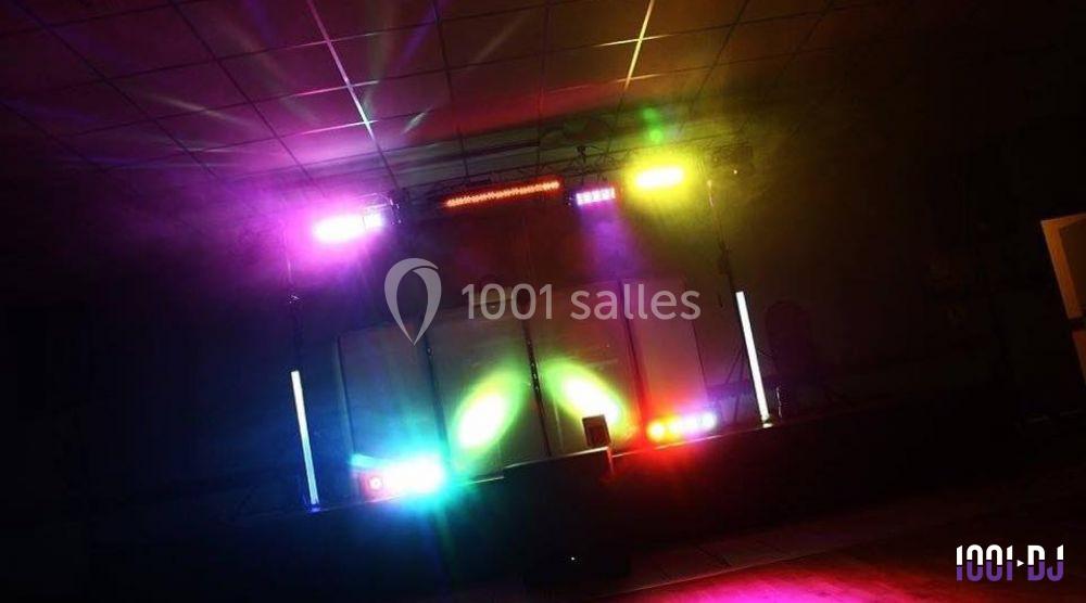 Je ne sais pas qui est sur cette image, mais voici une description : Éclairage coloré avec projecteurs et effets lumineux…