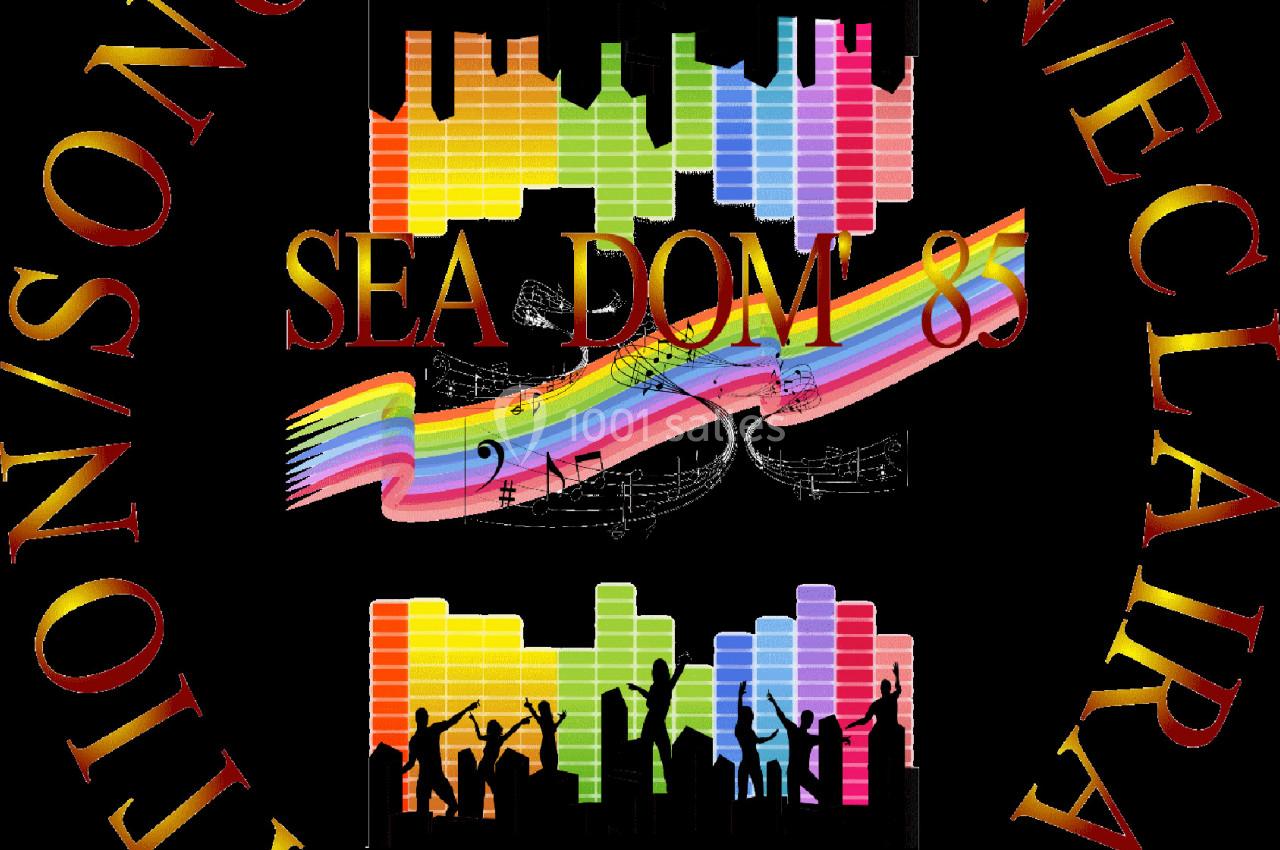 Logo circulaire avec silhouettes de personnes dansantes, barres colorées et texte ’SEA DOM 85’ entouré de mentions d…