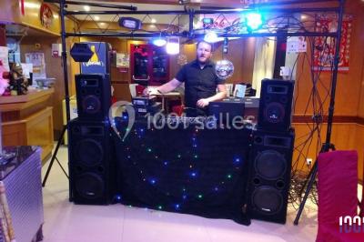 Miniature DJ Montmain (Seine-Maritime) - DJ Alex 4865 #2 Installation de matériel de sonorisation et d'éclairage coloré sur une scène intérieure, avec des enfants au premier plan.