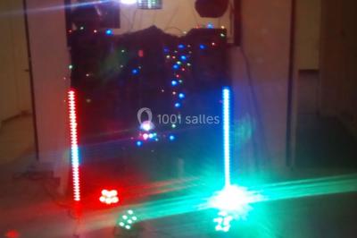 Miniature DJ Montmain (Seine-Maritime) - DJ Alex 4865 #3 Installation de matériel de sonorisation et d'éclairage coloré sur une scène intérieure, avec des enfants au premier plan.