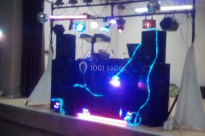 Miniature DJ Montmain (Seine-Maritime) - DJ Alex 4865 #4 Installation de matériel de sonorisation et d'éclairage coloré sur une scène intérieure, avec des enfants au premier plan.