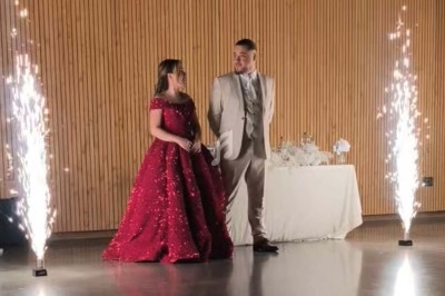 Un DJ mixant de la musique sur une table de mixage éclairée par des lumières colorées dans une ambiance nocturne.