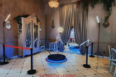 Un DJ mixant de la musique sur une table de mixage éclairée par des lumières colorées dans une ambiance nocturne.