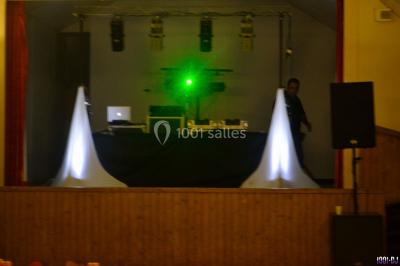 Table de mixage DJ avec platines lumineuses et un ordinateur portable affichant un logiciel de mixage.