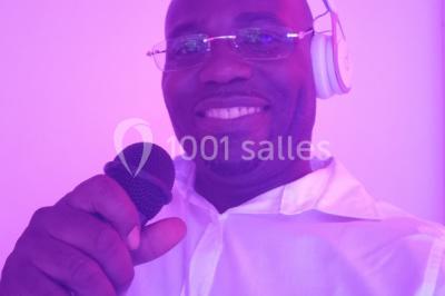 Miniature DJ Villiers-le-Bel (Val-d'Oise) - Gass Prod & Events #32 Console de DJ éclairée en bleu et rouge, installée dans une salle vitrée avec des invités en arrière-plan.