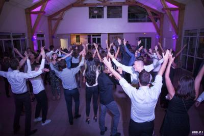 Miniature DJ Villiers-le-Bel (Val-d'Oise) - Gass Prod & Events #4 Console de DJ éclairée en bleu et rouge, installée dans une salle vitrée avec des invités en arrière-plan.