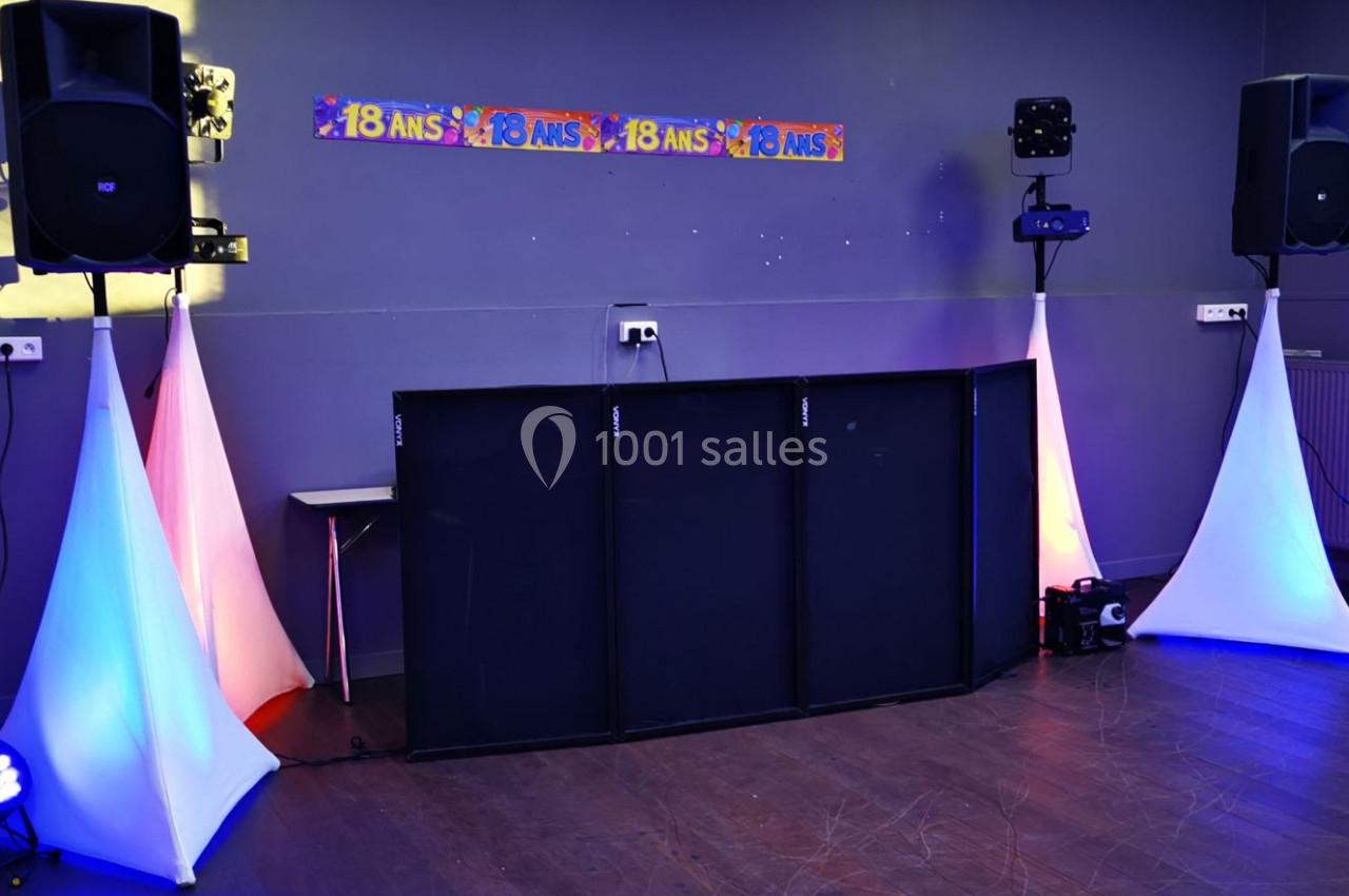 Installation de matériel de sonorisation et éclairage dans une salle décorée pour une fête d'anniversaire.