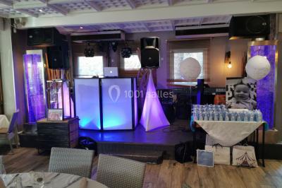 Miniature DJ Villiers-le-Bel (Val-d'Oise) - Gass Prod & Events #7 Console de DJ éclairée en bleu et rouge, installée dans une salle vitrée avec des invités en arrière-plan.