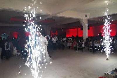 Miniature DJ Villiers-le-Bel (Val-d'Oise) - Gass Prod & Events #10 Console de DJ éclairée en bleu et rouge, installée dans une salle vitrée avec des invités en arrière-plan.