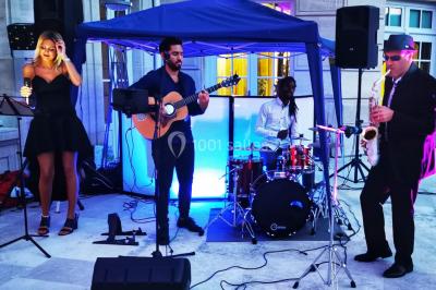 Miniature DJ Villiers-le-Bel (Val-d'Oise) - Gass Prod & Events #8 Console de DJ éclairée en bleu et rouge, installée dans une salle vitrée avec des invités en arrière-plan.