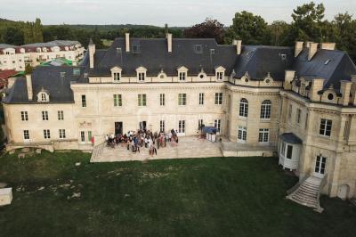 Miniature DJ Villiers-le-Bel (Val-d'Oise) - Gass Prod & Events #14 Console de DJ éclairée en bleu et rouge, installée dans une salle vitrée avec des invités en arrière-plan.