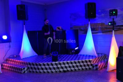 Miniature DJ Villiers-le-Bel (Val-d'Oise) - Gass Prod & Events #15 Console de DJ éclairée en bleu et rouge, installée dans une salle vitrée avec des invités en arrière-plan.