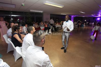 Miniature DJ Villiers-le-Bel (Val-d'Oise) - Gass Prod & Events #18 Console de DJ éclairée en bleu et rouge, installée dans une salle vitrée avec des invités en arrière-plan.