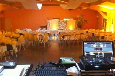 Miniature DJ Villiers-le-Bel (Val-d'Oise) - Gass Prod & Events #20 Console de DJ éclairée en bleu et rouge, installée dans une salle vitrée avec des invités en arrière-plan.