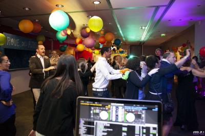 Miniature DJ Villiers-le-Bel (Val-d'Oise) - Gass Prod & Events #23 Console de DJ éclairée en bleu et rouge, installée dans une salle vitrée avec des invités en arrière-plan.