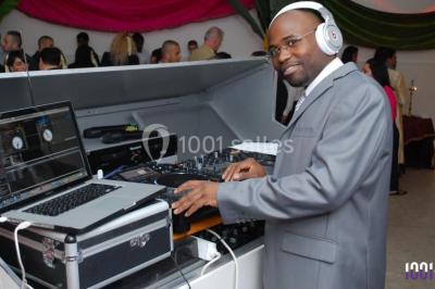 Miniature DJ Villiers-le-Bel (Val-d'Oise) - Gass Prod & Events #26 Console de DJ éclairée en bleu et rouge, installée dans une salle vitrée avec des invités en arrière-plan.