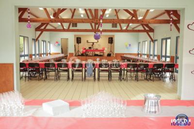 Miniature DJ Villiers-le-Bel (Val-d'Oise) - Gass Prod & Events #27 Console de DJ éclairée en bleu et rouge, installée dans une salle vitrée avec des invités en arrière-plan.