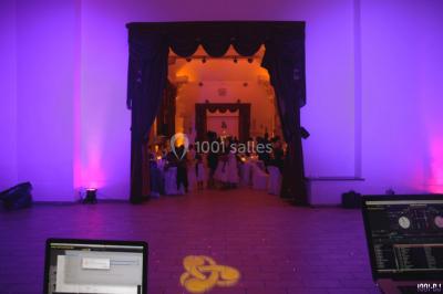 Miniature DJ Villiers-le-Bel (Val-d'Oise) - Gass Prod & Events #28 Console de DJ éclairée en bleu et rouge, installée dans une salle vitrée avec des invités en arrière-plan.