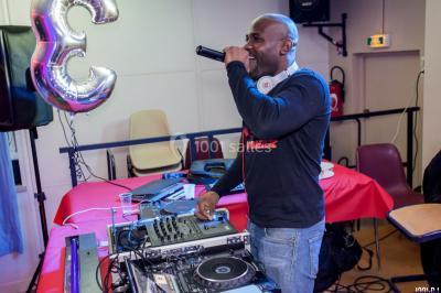 Miniature DJ Villiers-le-Bel (Val-d'Oise) - Gass Prod & Events #34 Console de DJ éclairée en bleu et rouge, installée dans une salle vitrée avec des invités en arrière-plan.