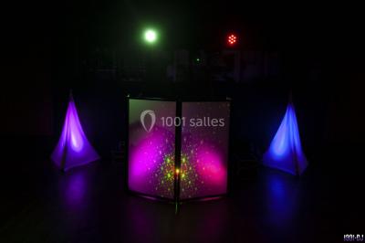 Miniature DJ Villiers-le-Bel (Val-d'Oise) - Gass Prod & Events #37 Console de DJ éclairée en bleu et rouge, installée dans une salle vitrée avec des invités en arrière-plan.