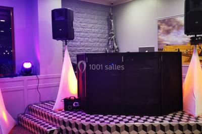 Miniature DJ Villiers-le-Bel (Val-d'Oise) - Gass Prod & Events #39 Console de DJ éclairée en bleu et rouge, installée dans une salle vitrée avec des invités en arrière-plan.