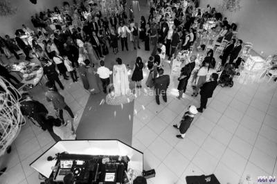 Miniature DJ Villiers-le-Bel (Val-d'Oise) - Gass Prod & Events #40 Console de DJ éclairée en bleu et rouge, installée dans une salle vitrée avec des invités en arrière-plan.