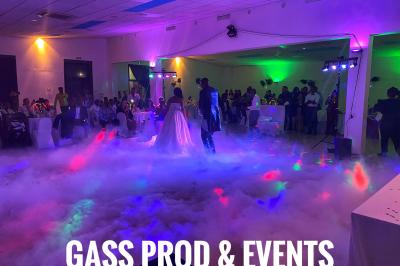 Miniature DJ Villiers-le-Bel (Val-d'Oise) - Gass Prod & Events #13 Console de DJ éclairée en bleu et rouge, installée dans une salle vitrée avec des invités en arrière-plan.