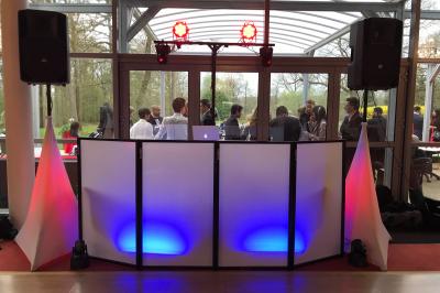 Miniature DJ Villiers-le-Bel (Val-d'Oise) - Gass Prod & Events #43 Console de DJ éclairée en bleu et rouge, installée dans une salle vitrée avec des invités en arrière-plan.