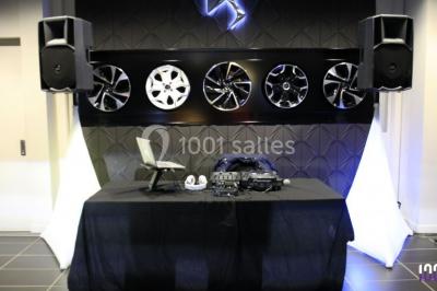 Miniature DJ Villiers-le-Bel (Val-d'Oise) - Gass Prod & Events #10 Salle de réception éclairée avec des lumières colorées, vue depuis une table de DJ équipée d'un ordinateur et de platines.