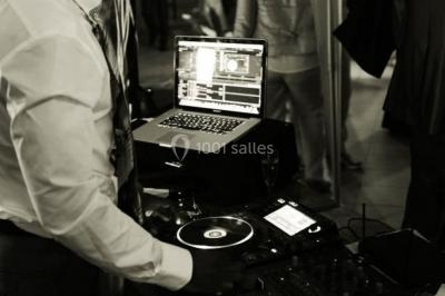 Miniature DJ Villiers-le-Bel (Val-d'Oise) - Gass Prod & Events #20 Salle de réception éclairée avec des lumières colorées, vue depuis une table de DJ équipée d'un ordinateur et de platines.