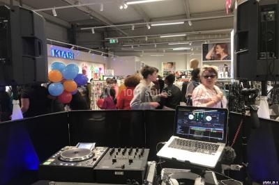Miniature DJ Villiers-le-Bel (Val-d'Oise) - Gass Prod & Events #11 Salle de réception éclairée avec des lumières colorées, vue depuis une table de DJ équipée d'un ordinateur et de platines.