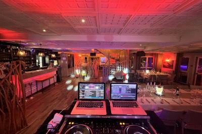 Miniature DJ Villiers-le-Bel (Val-d'Oise) - Gass Prod & Events #7 Salle de réception éclairée avec des lumières colorées, vue depuis une table de DJ équipée d'un ordinateur et de platines.