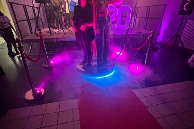 Miniature DJ Villiers-le-Bel (Val-d'Oise) - Gass Prod & Events #4 Salle de réception éclairée avec des lumières colorées, vue depuis une table de DJ équipée d'un ordinateur et de platines.