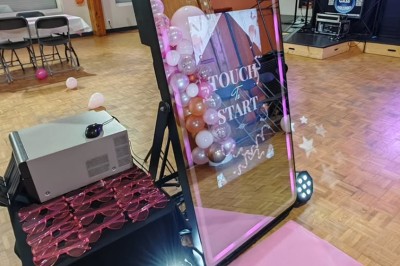 Miniature DJ Villiers-le-Bel (Val-d'Oise) - Gass Prod & Events #25 Scène éclairée de lumières violettes avec une piste de danse en parquet et des ballons au sol.