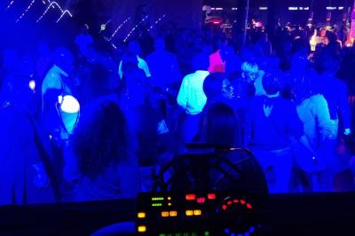 Miniature DJ Le Plessis-Feu-Aussoux (Seine-et-Marne) - Lightmusic #2 Homme portant un casque audio, vu de profil, concentré dans un environnement sombre en noir et blanc.