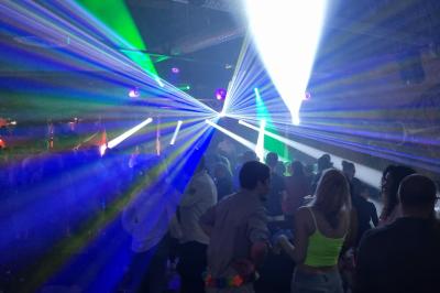 Miniature DJ Le Plessis-Feu-Aussoux (Seine-et-Marne) - Lightmusic #3 Homme portant un casque audio, vu de profil, concentré dans un environnement sombre en noir et blanc.