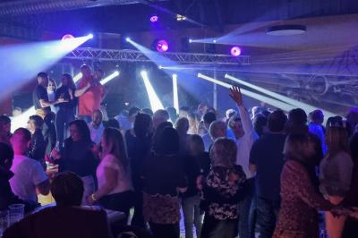 Miniature DJ Le Plessis-Feu-Aussoux (Seine-et-Marne) - Lightmusic #4 Homme portant un casque audio, vu de profil, concentré dans un environnement sombre en noir et blanc.