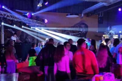 Miniature DJ Le Plessis-Feu-Aussoux (Seine-et-Marne) - Lightmusic #5 Homme portant un casque audio, vu de profil, concentré dans un environnement sombre en noir et blanc.