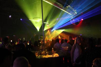 Miniature DJ Le Plessis-Feu-Aussoux (Seine-et-Marne) - Lightmusic #6 Homme portant un casque audio, vu de profil, concentré dans un environnement sombre en noir et blanc.