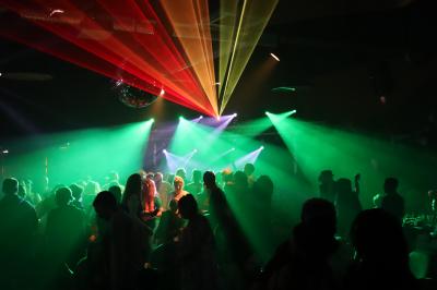 Miniature DJ Le Plessis-Feu-Aussoux (Seine-et-Marne) - Lightmusic #7 Homme portant un casque audio, vu de profil, concentré dans un environnement sombre en noir et blanc.