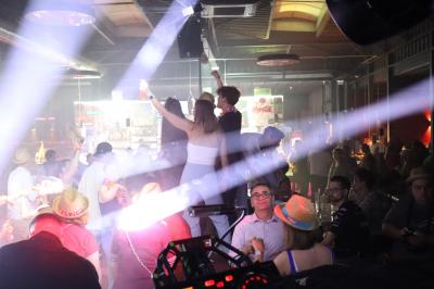 Miniature DJ Le Plessis-Feu-Aussoux (Seine-et-Marne) - Lightmusic #9 Homme portant un casque audio, vu de profil, concentré dans un environnement sombre en noir et blanc.