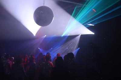 Miniature DJ Le Plessis-Feu-Aussoux (Seine-et-Marne) - Lightmusic #10 Homme portant un casque audio, vu de profil, concentré dans un environnement sombre en noir et blanc.