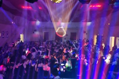 Miniature DJ Le Plessis-Feu-Aussoux (Seine-et-Marne) - Lightmusic #11 Homme portant un casque audio, vu de profil, concentré dans un environnement sombre en noir et blanc.