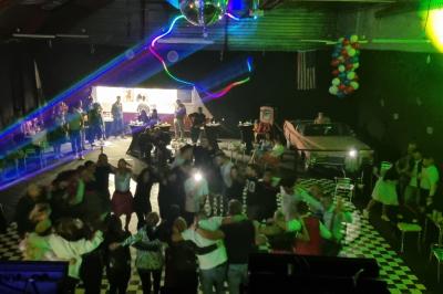 Miniature DJ Le Plessis-Feu-Aussoux (Seine-et-Marne) - Lightmusic #13 Homme portant un casque audio, vu de profil, concentré dans un environnement sombre en noir et blanc.