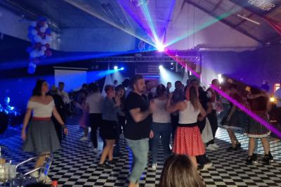 Miniature DJ Le Plessis-Feu-Aussoux (Seine-et-Marne) - Lightmusic #14 Homme portant un casque audio, vu de profil, concentré dans un environnement sombre en noir et blanc.