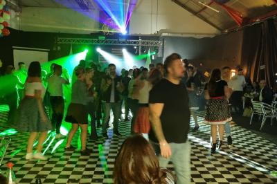 Miniature DJ Le Plessis-Feu-Aussoux (Seine-et-Marne) - Lightmusic #15 Homme portant un casque audio, vu de profil, concentré dans un environnement sombre en noir et blanc.