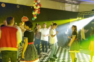 Miniature DJ Le Plessis-Feu-Aussoux (Seine-et-Marne) - Lightmusic #16 Homme portant un casque audio, vu de profil, concentré dans un environnement sombre en noir et blanc.