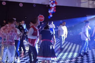 Miniature DJ Le Plessis-Feu-Aussoux (Seine-et-Marne) - Lightmusic #17 Homme portant un casque audio, vu de profil, concentré dans un environnement sombre en noir et blanc.